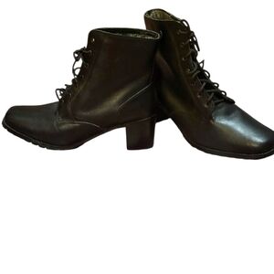 St. John's Bay Black Lace-Up Boots Size 8.5 Some Peeling Inside GUC